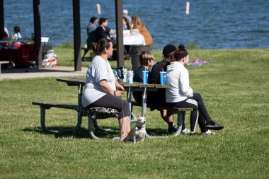 Harrison Township, Michigan, ABD - 31 Mayıs 2020: Covid-19 Corona Virüsü sırasında Michigan Metro Parkı etkinliği.