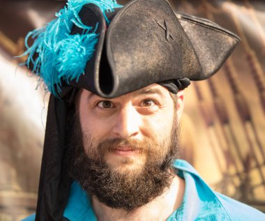 Gülümseyen korsan portresi