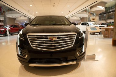 Detroit, Michigan, ABD - 06.29.2019: General Motors 2019 araçları ve Chevrolet araçları şu anda GM genel merkezinde sergilenmektedir.