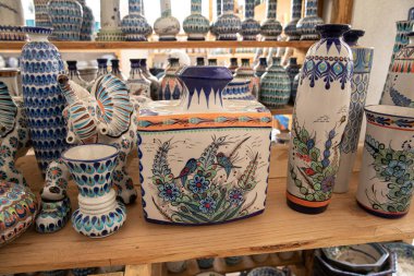 Antigua Guatemala, Guatemala - Mart 09 2020: Corona Virüsü 'nden hemen önce Guatemala' da el yapımı ve boyalı seramik.