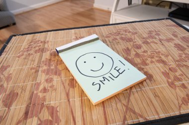 Not defterinde gülen yüzlü bir resimle 