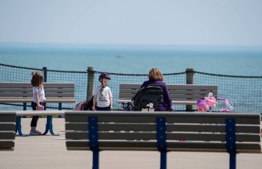 Harrison Township, Michigan, ABD - 28 Nisan 2020: Covid-19 Corona Virüsü sırasında Michigan Metro Parkı etkinliği.