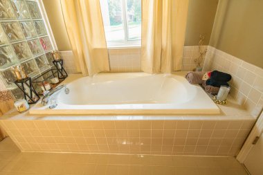 Küvet sıcak güneş ışığında parlıyor ve senin gelmeni bekliyor.