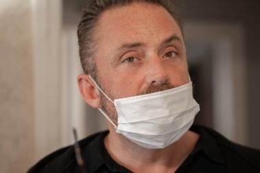 Mikroplardan korunmak için koruyucu maske takan bir adam.