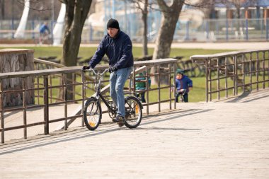 Covid-19 Corona Virüsü sırasında Michigan Metro Parkı aktivitesi, bisiklete binen adam  