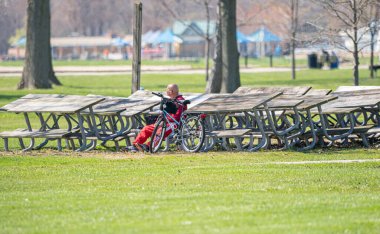 Harrison Township, Michigan, ABD - 06 Mayıs 2020: Covid-19 Corona Virüsü sırasında Michigan Metro Parkı etkinliği.
