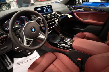 Toledo, Ohio, ABD - 02.07.2020: Büyük Toledo Otomobil Fuarı 2020, The Blade tarafından sunuldu, en yeni araç modelleri ve otomotiv teknolojisinde son gelişmeler.