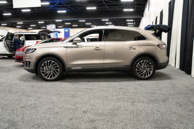 Toledo, Ohio, ABD - 02.07.2020: Büyük Toledo Otomobil Fuarı 2020, The Blade tarafından sunuldu, en yeni araç modelleri ve otomotiv teknolojisinde son gelişmeler.