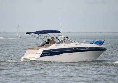 Harrison Township, Michigan, ABD - 23 Mayıs 2020: Covid-19 Corona Virüsü sırasında Michigan Metro Parkı etkinliği.