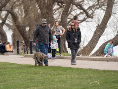 Harrison Township, Michigan, ABD - 24 Nisan 2020: Covid-19 Corona Virüsü sırasında Michigan Metro Parkı etkinliği.