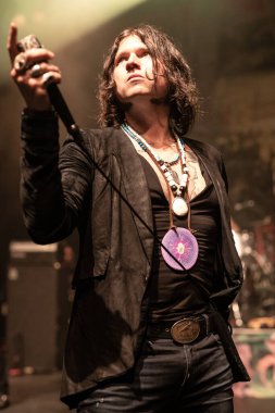 Detroit, Michigan / USA - 04-23-2019: Rival Sons rock grubunun vokalisti Jay Buchanan Fillmore Detroit 'te canlı performans sergiliyor