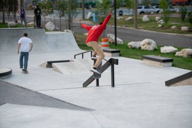 Detroit, Michigan, ABD 20.07.2020: Patenciler ve motorcular Detroit 'teki Corona Virüsü sırasında bir açık hava kaykay parkında numaralar deniyor.