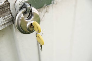 Kilit emniyete alındı ve anahtarlar içinde bırakıldı.