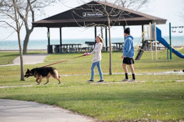 Harrison Township, Michigan, ABD - 26 Nisan 2020: Covid-19 Corona Virüsü sırasında Michigan Metro Parkı etkinliği.