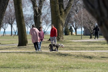 Harrison Township, Michigan / ABD - 3 Nisan 2020: Corona Virüsü sırasında Michigan Metro Parkı etkinliği, sosyal uzaklık emri.
