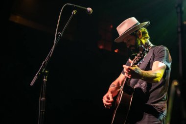 Orlando, Florida, ABD - 09.01.2018: Rahibe Hazel özel konuk Trae Pierce ve Florida 'daki T Stones ile birlikte Blues Evi' nde canlı performans sergiliyor.