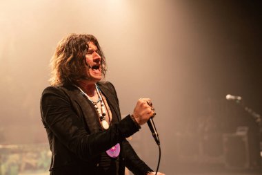 Detroit, Michigan / USA - 04-23-2019: Rival Sons rock grubunun vokalisti Jay Buchanan Fillmore Detroit 'te canlı performans sergiliyor