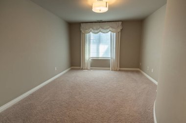 Yatak odası beyaza boyandı. Beyaz tabanlı.