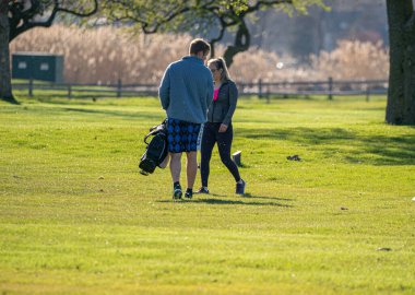 Harrison Township, Michigan, ABD 'de erkek ve kadın, 1 Mayıs 2020, Covid Virüsü sırasında Michigan Metro Parkı aktivitesi