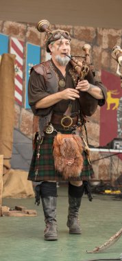 Gaydacı Rönesans Festivali 'nde gösteri yaparken eğleniyor