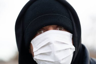 Mikroplardan korunmak için koruyucu maske takan bir adam.