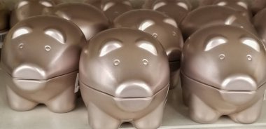 Kumbarada bir sürü altın para var.