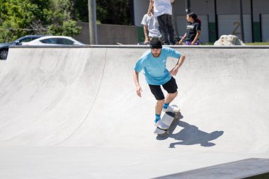 Detroit, Michigan, ABD - 31 Mayıs 2020: Corona Virüsü sırasında Detroit 'te bir açık hava kaykay parkında patenciler ve motorcular