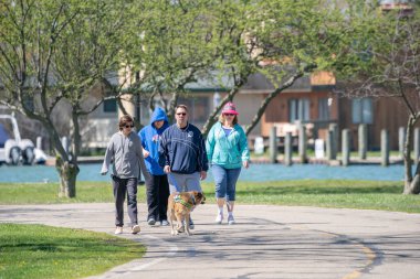 Harrison Township, Michigan, ABD - 06 Mayıs 2020: Covid-19 Corona Virüsü sırasında Michigan Metro Parkı etkinliği.