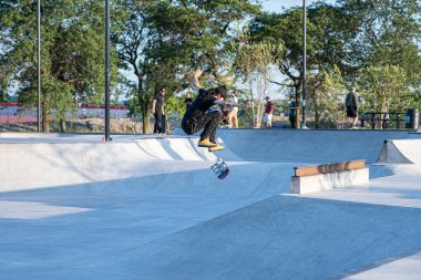 Detroit, Michigan, ABD - 08.09.2019: Detroit şehir kaykay parkında güneşli bir günde paten gösterileri yapan patenciler