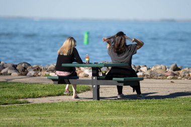 Harrison Township, Michigan, ABD - 20 Mayıs 2020: Covid-19 Corona Virüsü sırasında Michigan Metro Parkı etkinliği.