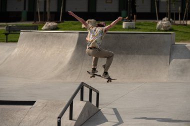 Detroit, Michigan, ABD - 07.05.2019: Kaykaycılar güneşli bir günde kaykay numaralarını çalışırlar..