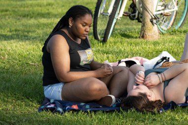 Harrison Township, Michigan, ABD - 24 Mayıs 2020: Covid-19 Corona Virüsü sırasında Michigan Metro Parkı etkinliği.