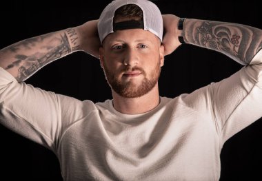 Siyah stüdyoda poz veren erkek model.