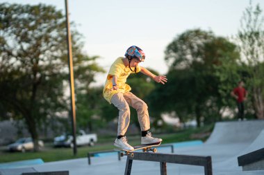 Detroit, Michigan, ABD - 07.14.2019: Patenciler gün batımında Detroit 'teki kaykay parkında numaralarını çalışıyorlar