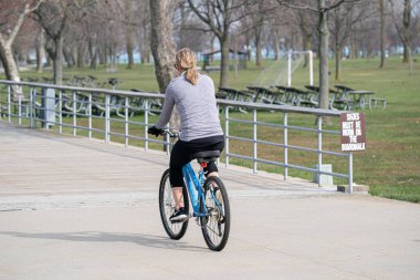 Harrison Township, Michigan, ABD - 26 Nisan 2020: Covid-19 Corona Virüsü sırasında Michigan Metro Parkı etkinliği.