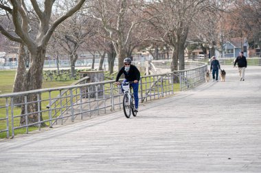 Covid-19 Corona Virüsü sırasında Michigan Metro Parkı aktivitesi, bisiklete binen adam  