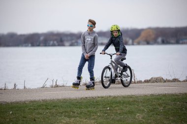 Harrison Township, Michigan, ABD - 6 Nisan 2020: Covid-19 sırasında Michigan Metro Parkı etkinliği, Corona Virüsü.