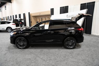 Toledo, Ohio, ABD - 02.07.2020: Büyük Toledo Otomobil Fuarı 2020, The Blade tarafından sunuldu, en yeni araç modelleri ve otomotiv teknolojisinde son gelişmeler.