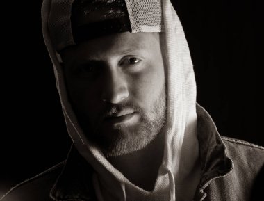 Siyah şapkalı yakışıklı bir gencin portresi.
