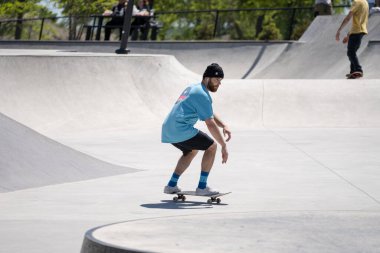 Detroit, Michigan, ABD - 31 Mayıs 2020: Corona Virüsü sırasında Detroit 'te bir açık hava kaykay parkında patenciler ve motorcular