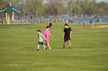 Harrison Township, Michigan, ABD - 24 Mayıs 2020: Covid-19 Corona Virüsü sırasında Michigan Metro Parkı etkinliği.