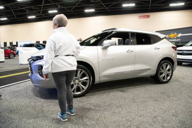 Toledo, Ohio, ABD - 02.07.2020: Büyük Toledo Otomobil Fuarı 2020, The Blade tarafından sunuldu, en yeni araç modelleri ve otomotiv teknolojisinde son gelişmeler.