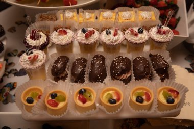 Sıra sıra parfümler kaşıklarla hazır.