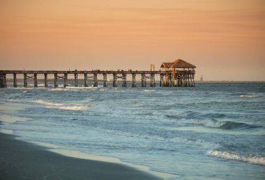 Sahilde gün batımı