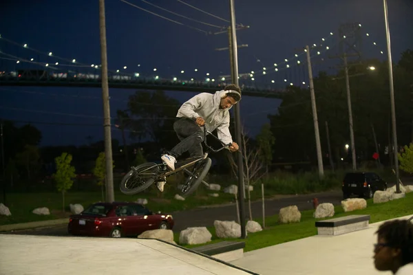 Detroit Michigan Estados Unidos 2019 Skaters Bikers Practican Trucos Atardecer —  Fotos de Stock