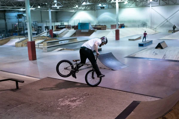 Royal Oak Michigan Estados Unidos 2020 Ciclistas Patinadores Practican Trucos — Foto de Stock