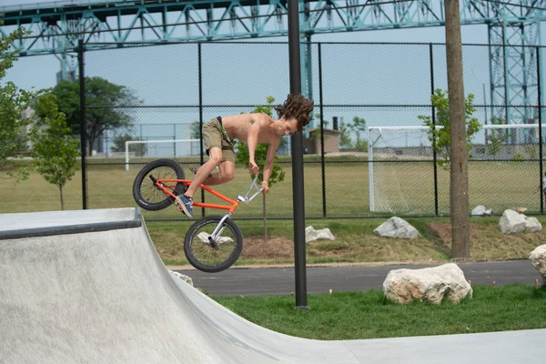 Детройт Мичиган Сша 2019 Bmx Riders Practice Tricks Dusk Detroit — стоковое фото