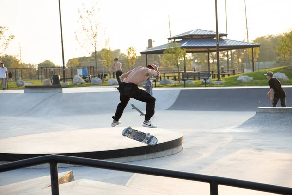 Detroit Michigan Estados Unidos 2019 Skaters Practice Tricks Sunset Skate — Fotografia de Stock