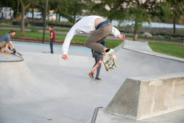 Detroit Michigan Estados Unidos 2019 Skaters Bikers Practican Trucos Atardecer — Foto de Stock