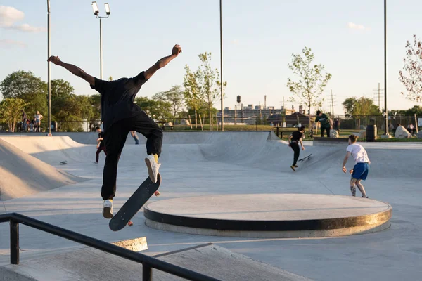 Detroit Michigan Usa 2019 Skater Üben Tricks Bei Sonnenuntergang Städtischen — Stockfoto